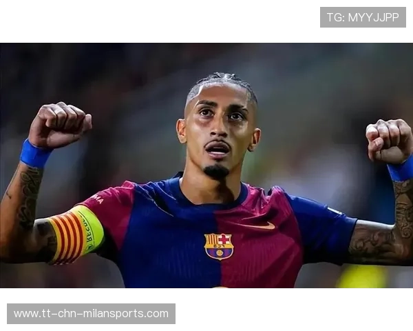 巴萨禁区左侧传中到位，拉菲尼亚横敲门前推进入网