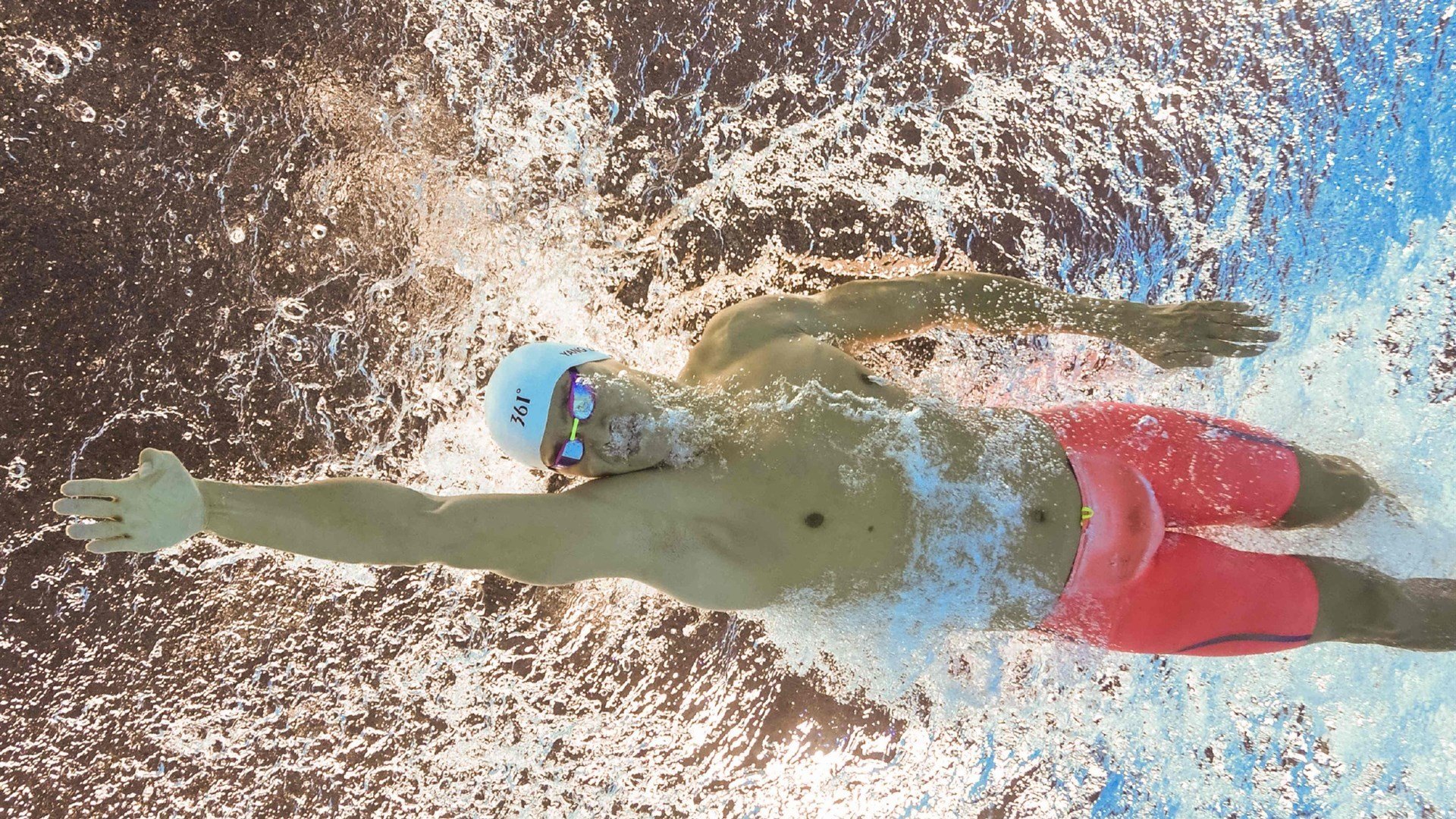 米兰体育平台-2025轻艇马拉松：湖上竞技显英姿，赛艇马拉松